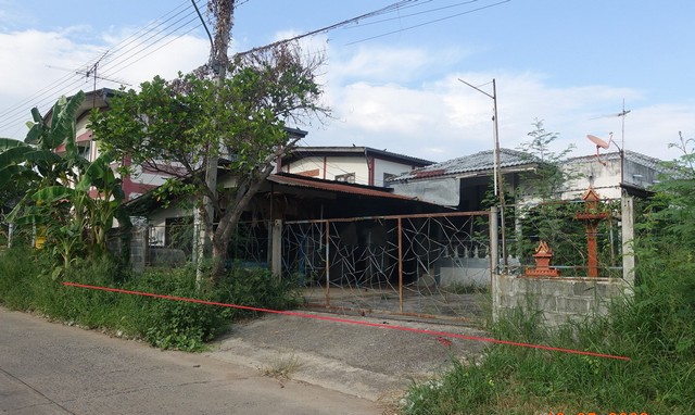 รายละเอียดเพิ่มเติมCode ID : PKK02-14750ราคาขาย         1,491,000 บาท- ขนาดพื้นที่ :   105 ตร.ว (1 งาน / 5 ตร.ว) - พื้นที่ใช้สอย :     168.50 ตร.ม- จำนวนห้อง :   2 ห้องนอน 2 ห้องน้ำ - จอดรถ :    1-2 คัน- บ้านเดี่ยว :     1 ชั้น- บ้านเดี่ยวหันทางทิศ :- อายุอาคาร :   25  ปีพิกัดทรัพย์ :   https://maps.app.goo.gl/93kzdtq7cfMjhmLeAสถานที่ใกล้เคียง- ใกล้ซีเจ มอร์ สาขาด่านขุนทด- ใกล้โลตัส ด่านขุนทด- ใกล้บิ๊กซี ซูเปอร์เซ็นเตอร์ ด่านขุนทด- ใกล้โรงพยาบาลด่านขุนทด สอ