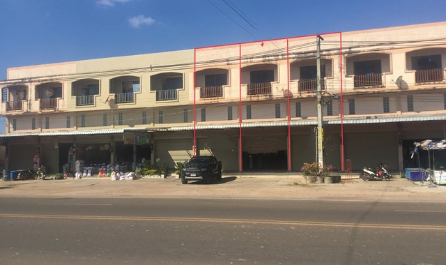 รายละเอียดเพิ่มเติมCode ID : PKK04-05617ราคาขาย         5,513,000 บาท- ขนาดพื้นที่ :   69 ตร.ว - พื้นที่ใช้สอย :     552 ตร.ม- จำนวนห้อง :   6 ห้องนอน 6 ห้องน้ำ (มีชั้นลอย, 3 คูหา)- จอดรถ :    1 คัน- อาคารพาณิชย์ :     2 ชั้น- อาคารพาณิชย์หันทางทิศ :- อายุอาคาร :   10  ปีพิกัดทรัพย์ :    https://maps.app.goo.gl/z268yuUsqsm1huza9สถานที่ใกล้เคียง- ใกล้โลตัส โก เฟรช สาขาเรณูนคร นครพนม- ใกล้โรงพยาบาลเรณูนคร- ใกล้โรงเรียนเรณูวิทยาคาร- ใกล้วัดป่าศิวิลัยสอ