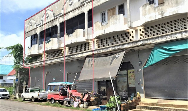 รายละเอียดเพิ่มเติมCode ID : PKK04-04531ราคาขาย          3,686,000 บาท- ขนาดพื้นที่ :   51.80 ตร.ว- พื้นที่ใช้สอย :     492 ตร.ม- จำนวนห้อง :   4 ห้องนอน 3 ห้องน้ำ (มีชั้นลอย, 3 คูหา)- จอดรถ :    1 คัน- อาคารพาณิชย์ :     2 ชั้น- อาคารพาณิชย์หันทางทิศ :- อายุอาคาร : 24 ปีพิกัดทรัพย์ : https://maps.app.goo.gl/WJA6vFT5eTeqtDWH9สถานที่ใกล้เคียง- ใกล้โลตัส นาแก- ใกล้โลตัส โกเฟรช ซูเปอร์มาร์เก็ต นาแก- ใกล้โรงพยาบาลนาแก- ใกล้วัดพระธาตุศรีคุณสอบถามเพิ่มเ