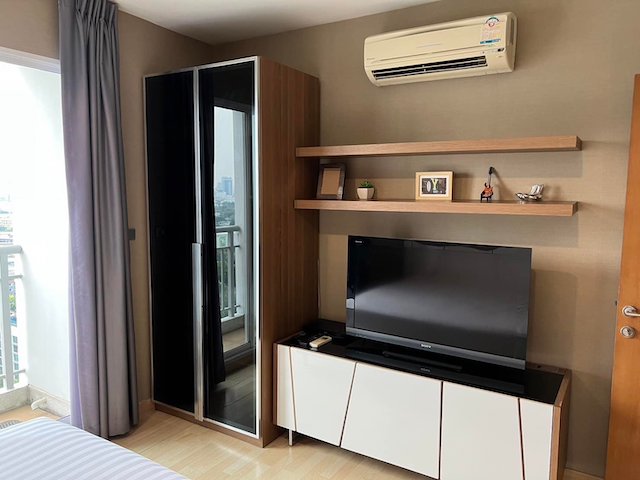 59 Heritage, spacious, safe, clean, 22nd floor, BTS ThonglorInterested in additional details or pictures or making an appointment to see the room?Contact Ekachai (Aui)T. 089-799-5598Line ID: @auiauiaui001 (add @ in front) (Agent Post)-------------------------------------------------- ------------Room type: 2 bedrooms, 2 bathroomsSize 72 sq m., 22nd floor, Building BNew, clean room, beautifully decorated, ready to move in.details-------------------------------------------------- ------------Rental price: 45,000 baht per month-------------------------------------------------- ------------* Complete electrical appliances- Air conditioning- fridge- TV- washing machine-------------------------------------------------- ------------*Nearby important places (Based on information from Google Map)- The Emporium- Market Place Thonglor- Samitivej Hospital- Prommitr Hospital- Bangkok International Prep. School- The American School of Bangkok- Well International School-------------------------------