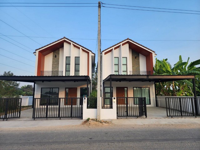 ขาย บ้านพร้อมเฟอร์ 2 ชั้น 3 นอน 3 น้ำ จอดรถได้ 2 คัน จาก 2.69 เหลือเพียง 2.49 ลบ เนื้อที่ 54 ตรว. พื้นที่ใช้สอย เกือบ 200 ตรม เจ้าของอยู่ต่างจังหวัด ไม่ได้กลับมาแล้วราคาประเมินสูง เครดิตดี เงินเหลือ 500,000 บาท *หลังบ้านเหลือพื้นที่สนามหญ้ากว้าง*ไม่เข้าซอย อยู่ติดถนนหลัก กว้าง 8 เมตรพิกัด บ้านสันหลวง ต.ป่าสัก อ.เมืองลำพูน - ใกล้เครือสหพัฒน์ 3 นาที- ใกล้องค์การบริหารส่วนจังหวัดลำพ�