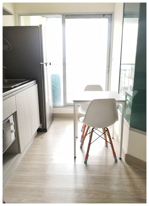 Property ID : M02376คอนโด แอสปาย งามวงศ์วาน ใกล้ The Mall งามวงศ์วาน เพียง 650 เมตร– ตึก South ชั้น 8 ขนาด 28 ตร.ม– 1 ห้องนอน 1 ห้องน้ำ– ระเบียงหัน ทิศตะวันตกเฉียงใต้– แอร์ 2 ตัว, เครื่องทำน้ำอุ่น, เครื่องซักผ้า, ไมโครเวฟ, ทีวี– เตียง, โซฟา, ชั้นวางทีวี——————————————————–: : ลักษณะเด่น : :– คอนโดอยู่ในทำเลที่ดีมาก สำหรับคนที่มี Life Style ฟังก์ชั่นครบทุกการใช้งาน– พื้นที่ส่วนกลางกว้างขวาง สิ่งอำนวยค