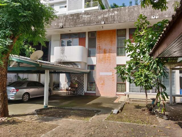 ขายที่ดินพร้อมบ้านเดี่ยว 2 ชั้น ซอยเอกมัยซอย 10  ทำเลดี เหมาะซื้อสร้างบ้าน  บ้านต้องรีโนเวทเอง 