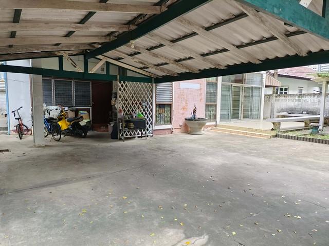 ขายที่ดินพร้อมบ้านเดี่ยว 2 ชั้น ซอยเอกมัยซอย 10  ทำเลดี เหมาะซื้อสร้างบ้าน  บ้านต้องรีโนเวทเอง