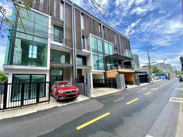 C3888 ให้เช่าและขายโฮมออฟฟิศ 4 ชั้น โครงการ เดอะ ฟรอนท์ ลาดพร้าว-รัชดา The Front Ladprao-Ratchada หลังมุม ใกล้BTS สายสีเหลืองเนื้อที่ 32.60 ตรว. พื้นที่ใช้สอย 274 ตรม. 1 ห้องนอน 4 ห้องน้ำ 1 ห้องครัว สนใจนัดชมติดต่อ รหัสประกาศC3888คุณเฟลม  0638956397ID line : 0638956397: https://line.me/ti/p/LTVhEi9gAFC3888 ให้เช่าและขายโฮมออฟฟิศ 4 ชั้น โครงการ เดอะ ฟรอนท์ ลาดพร้าว-รัชดา The Front Ladprao-Ratchada หลังมุม ใกล้BTS สายสีเหลืองโมเดิร์นโฮมออฟฟิศหรู 4 ชั้น หลังมุม 