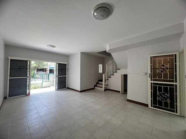 คุ้มค่า ทาวน์เฮ้าส์ 18 ตรว. พื้นที่ใช้สอยเยอะ  3 นอน 2 น้ำ 2 จอดรถ ถนนเมน ตรงข้าม เซ็นทรัล เวสต์เกต ใกล้ ตลาดบางใหญ่ ซอยข้างๆศูนย์โตโยต้า