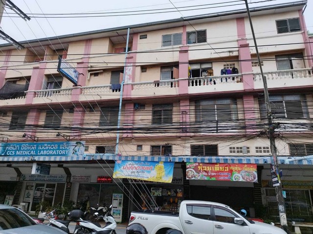 ให้เช่าอพาร์ตเมนต์ P.S. อพาร์ตเมนท์   ห้องขนาด 24 ตร.ม.  ราคา เริ่มต้น 3300/เดือน     น้ำ 32        ไฟ 10    ที่จอดรถมอเตอร์ไซค์ เข้าออกระบบคีย์การ์ด       ที่อยู่ 315/137-144 หมู่12 หนองปรือ อำเภอ บางละมุง ชลบุรี 20150            สถานที่ใกล้เคียง       - Colessium entertainment- KAAN Show- Outlet- ตลาดเคหะ- ท่าเรือบาลีฮาย- ร้านอาหาร - จุดส่งสินค้า Kerry - บาร์ ยูโนะโมริ - ร้านอาหารต่างๆมากมาย - เดิน 12 นาที ถึง ชายหาด         - เฟอร์นิเจอร์บิ๊วอิน โต๊ะ