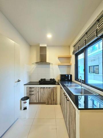 PT12 ให้เช่าบ้านเดี่ยว โครงการ เซนโทร บางนา  Centro Bangna ทำเลติด Mega บางนา ทิศใต้ที่สุดของทำเล ติดเมกะบางนา ถนนกาญจนาภิเษก ต.บางแก้ว อ.บางพลี จ.สมุทรปราการ*** ราคาเช่า 80,000 บาท/เดือนติดต่อ คุณช่อผกา 0616198565 LINE 0616198565บ้านเดี่ยว 2 ชั้น โครงการเซนโทร บางนา ติดเมกะบางนา เฟอร์พร้อมอยู่เนื้อที่ 50.8 ตรว. พื้นที่ใช้สอย 190 ตรม4 ห้องนอน 4 ห้องน้ำ2 ที่จอดรถ- หันทิศใต้ ตำแหน่งบ้านใกล้ส่วนกลาง- เลี้ยงส