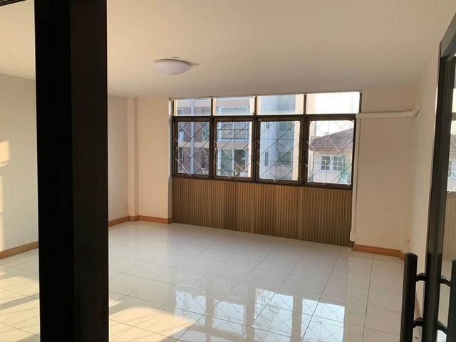 PT12 ขาย อาคารพาณิชย์ 4 ชั้น ครึ่ง หลังมุม ถนนสุทธิสารวินิจฉัย สุทธิสาร ซอยจินตเวช ห่าง MRT สุทธิสาร เพียง 750 เมตร เขตห้วยขวาง*** ราคาขาย 8,500,000 บาทติดต่อ คุณช่อผกา 0616198565 LINE 0616198565อาคารพาณิชย์ 4 ชั้นครึ่ง หลังมุม ย่านสุทธิสาร ใกล้ MRT สุทธิสารเนื้อที่ 26.9 ตร.ว.พื้นที่ใช้สอย 250 ตร.ม.มีดาดฟ้าจอดรถได้ 2 คันจุดเด่น/ความสะดวก- หลังมุมเป็นส่วนตัว- 5 นาที เพียง 750 ม. จาก MRTสุทธิสาร- เดินทางสะดวกเข้