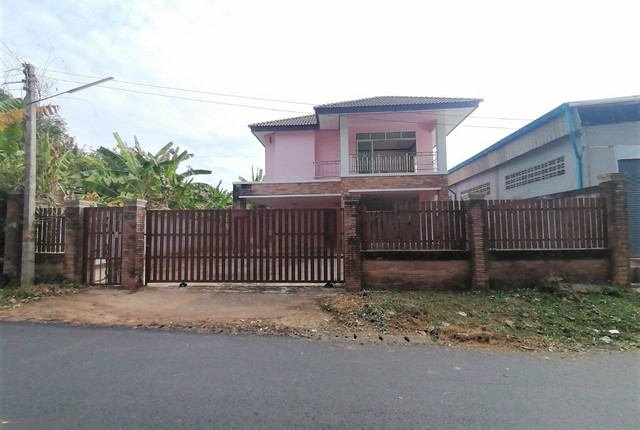 รายละเอียดเพิ่มเติมCode ID : PKK02-12658ราคาขาย       2,860,000 บาท- ขนาดพื้นที่ :    114 ตร.ว (1 งาน / 14 ตร.ว- พื้นที่ใช้สอย :  244.50 ตร.ม- จำนวนห้อง :  3 ห้องนอน 3 ห้องน้ำ- จอดรถ :    1-2 คัน- บ้านเดี่ยว :     2 ชั้น- บ้านเดี่ยวหันทางทิศ :- อายุอาคาร :   7 ปีพิกัดทรัพย์ :   https://maps.app.goo.gl/fToiiLqiMPSfYQE6Aสถานที่ใกล้เคียง- ใกล้โลตัส เอ็กเพรส ศรีสงคราม- ใกล้โลตัส โกเฟรช ซูเปอร์มาร์เก็ต ศรีสงคราม- ใกล้รพ.ศรีสงคราม- ใกล้ตลาดสดอำเภอศรีสงครามส