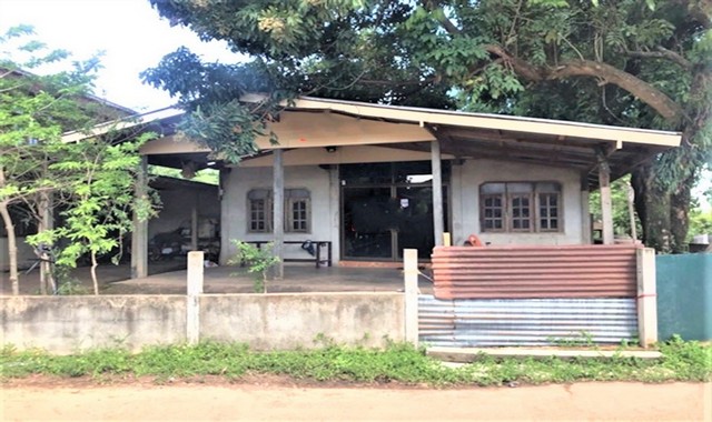 รายละเอียดเพิ่มเติมCode ID : PKK02-15449ราคาขาย       1,476,000 บาท- ขนาดพื้นที่ :  242 ตร.ว (2 งาน / 42 ตร.ว) - พื้นที่ใช้สอย :  300 ตร.ม- จำนวนห้อง :  1 ห้องนอน 2 ห้องน้ำ- จอดรถ :    1-2 คัน- บ้านครึ่งตึกครึ่งไม้ :   2 ชั้น- บ้านครึ่งตึกครึ่งไม้หันทางทิศ :- อายุอาคาร :   30 ปีพิกัดทรัพย์ :    https://maps.app.goo.gl/cnNE2pNeZb8Dt1b79สถานที่ใกล้เคียง- ใกล้โรงเรียนบ้านหนองดุด- ใกล้โรงเรียนอุดมพัฒนศึกษา- ใกล้โรงเรียนบ้านดอนแดง- ใกล้วัดศรีโพธิ์ชัย