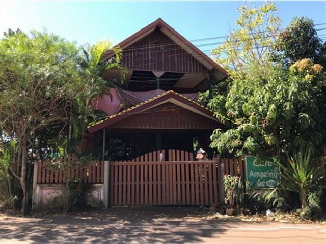 รายละเอียดเพิ่มเติมCode ID : PKK02-15521ราคาขาย       939,000 บาท- ขนาดพื้นที่ :  37 ตร.ว - พื้นที่ใช้สอย :  122.50 ตร.ม- จำนวนห้อง :  1 ห้องนอน 2 ห้องน้ำ- จอดรถ :       1-2 คัน- บ้านตึกครึ่งไม้ :    2 ชั้น- บ้านตึกครึ่งไม้หันทางทิศ :- อายุอาคาร :     11 ปีพิกัดทรัพย์ :    https://maps.app.goo.gl/Lj16qcL4y219jreK7สถานที่ใกล้เคียง- ใกล้ตลาดสดอำเภอวังยาง- ใกล้ตลาดสดชุมชนหนองฮี- ใกล้บิ๊กซีมินิ สาขาพระซอง-นาแก- ใกล้วัดแก้วศรีจันทร์ดาสอบถามเพิ่มเต