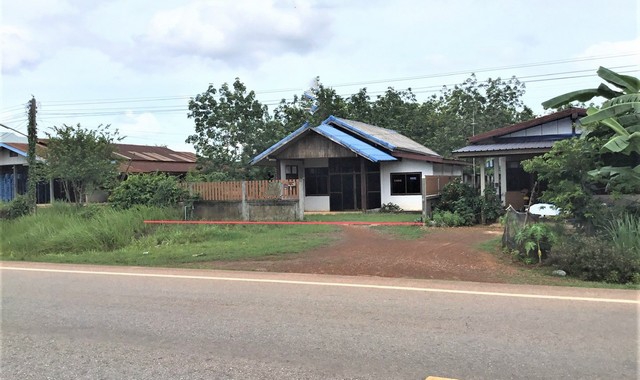 รายละเอียดเพิ่มเติมCode ID : PKK02-10863ราคาขาย       2,375,000 บาท- ขนาดพื้นที่ :  735 ตร.ว (1 ไร  / 3 งาน / 35 ตร.ว)- พื้นที่ใช้สอย :  129 ตร.ม- จำนวนห้อง :  - ห้องนอน 1 ห้องน้ำ- จอดรถ :        1-2 คัน- บ้านเดี่ยว :    1 ชั้น- บ้านเดี่ยวหันทางทิศ :- อายุอาคาร :     11 ปีพิกัดทรัพย์ :     https://maps.app.goo.gl/1AFABDQDpZvt5VmK6สถานที่ใกล้เคียง- ใกล้โลตัส โกเฟรช ซูเปอร์มาร์เก็ต นาแก- ใกล้โรงพยาบาลนาแก - ใกล้ตลาดนัดแลง- ใกล้โรงเรียนอนุบาลนาแกผดุงราชกิจเจร