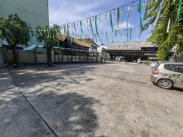 ให้เช่าพื้นที่ ด่วน!!ลานจัดกิจกรรมช่วงเทศกาลลอยกระทงที่กว่า 400 ตร.ม.ลานว่างล็อตสุดท้ายใจกลางเมืองเชียงใหม่ ติดกับถนนคนเดินวางโต๊ะได้เต็มพื้นที่ กว่า 100 โต๊ะมีใบอนุญาตขายอกฮ.ที่อยู่ : ถ.จ่าบ้าน ต.ศรีภูมิ อ.เมืองเชียงใหม่พิกัด: Chiang Mai MidPoint Parkให้เช่าเป็นรายวันราคา 30,000/วันสถานที่ใกล้เคียง-อนุสาวรีย์สามกษัตริย์ 50 ม.-วัดพระสิงห์ 500ม.-วัดเจดีหลวง 550ม.สนใจติดต่อด่วนใครเซ็น