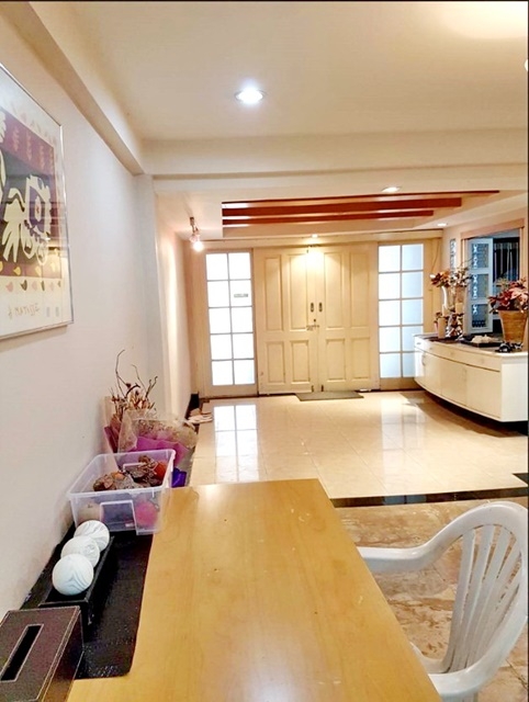 ริมน้ำ  545ตรม.ติดBTS แยก คปอ. เฟอร์บางส่วน 44ตรว. พหลโยธิน 58 ทาวน์เฮาส์ 3 ชั้น 17,998B-M 3นอน 3น้ำ 2จอดรถ 3แอร์BTS K.P.O. intersection partially furnished 44 sq.wa. Phahonyothin 58 3-story townhouse waterfront next to 545 sq.m. 17,998B-M 3bed 3bath 2parking 3A/C.ถนนพหลโยธิน ตำบลคูคต อำเภอลำลูกกา จังหวัดปทุมธานี3 ห้องนอน 3 ห้องน้ำ 1 ห้องครัว1 ห้องนั่งเล่น2 จอดรถ3 แอร์สถานที่ใกล้เคียงโรงเรียนไกรลาศศึกษา ( 1 กม.)โรงเรียนศรีจิตรา ( 1 กม.)โรงพยาบาลหมอเกษม โรงพยาบาลบี.แคร์เมดิคอลเซ็นเ