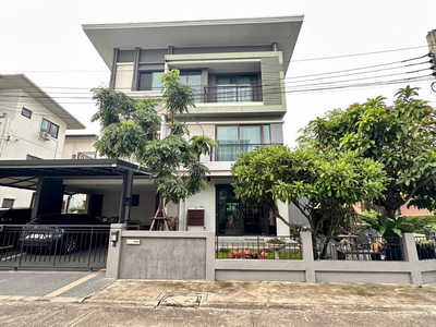 ขายบ้านเดี่ยว 3 ชั้น หลังหมุม หมู่บ้านโกลเด้นเพลสทีฟ สุขาภิบาล 5 เนื้อที่ 65 ตารางวา พื้นที่ใช้สอยรวม 300 ตร.ม.  5 ห้องนอน 2  ห้องนั่งเล่น  4 ห้องน้ำ 1 ห้องครัว   มีที่จอดรถในบ้าน 2 คัน และจอดหน้าบ้านได้ 3 คันต่อเติมที่จอดรถ กั้นห้อง Walk in closet บิ้วอินเคาท์เตอร์ครัวเหมาะอยู่อาศัย หรือโฮมออฟฟิคส่วนกลาง :ฟิตเนต สระว่ายน้ำ รปภ.ตลอด24ชั่วโมง ถนนโครงการกว้าง 6 เมตร ทำเลดี ซอยเงียบสง