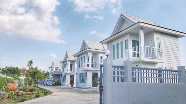 ขายด่วนบ้านเดี่ยว 4 หลัง 2 ชั่นลอย บนเนื้อที่ 200 ตรงว. ต.นาจอมเทียน อ. สัตหีบ จ. ชลบุรี 4 ห้องนอน4 ห้องน้ำอยู่เขตพื้นที่เศรษฐกิจ ทำเลหายาก บรรยากาศริมอ่างเก็บน้ำ เขาชีจรรย์ พัทยา ชลบุรี พร้อมพื้นที่สวนสวยงาม มีพื้นที่ส่วนกลาง  ลานจอดรถ บ้านพร้อมเฟอร์นิเจอร์ พร้อมเข้าอยู่อาศัยทุกหลัง รวมอุปกรณ์เครื่องใชไฟฟ้าต่างๆ- เครื่องปรับอากาศ 7 ตัว- ตู้เย็น 4 หลัง- เครื่องทำน