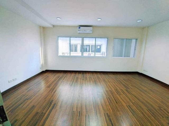 PT12 ให้เช่า โฮม ออฟฟิศ โครงการ แกรนด์ เดอ วิลล์ ศรีนครินทร์ 42 ติด BTS สวนหลวง ติดทางเชื่อม Skywalk เข้าซีคอน ซ.สุภาพงษ์ *** ราคาเช่า 33,000 บาท/เดือนติดต่อ คุณช่อผกา 0616198565 LINE 0616198565โฮมออฟฟิศ 4 ชั้น โครงการแกรนด์ เดอ วิลล์ ศรีนครินทร์ 42เนื้อที่ : 30 ตารางวา พื้นที่ใช้สอย : 260 ตารางเมตร5 ห้องนอน 4 ห้องน้ำมีทุกชั้น1 รับแขก 1 ห้องประชุม 1 ครัว 1 ห้องเอนกประสงค์และ มีดาดฟ้าส่วนตัว ออกแบบมาลงตัวที่ส