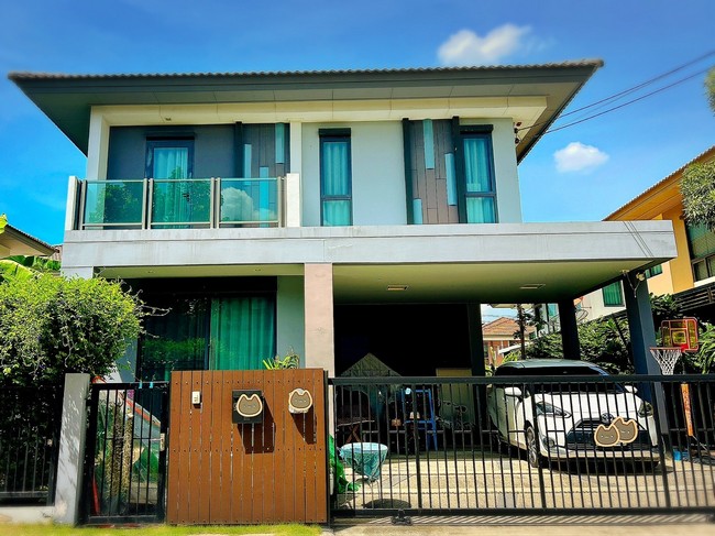 sss438 ขาย บ้านเดี่ยว  บ้านเดี่ยว บุราสิริ วงแหวน อ่อนนุช Burasiri Wongwaen Onnut ที่ตั้ง ซ.กาญจนาภิเษก 39 ถนนกาญจนาภิเษก(วงแหวนรอบนอก) ต.ราชาเทวะ อ.บางพลี จ.สมุทรปราการบ้านเดี่ยวสไตล์รีสอร์ท หันหน้าทิศใต้4 ห้องนอน 3 ห้องน้ำ 2 ที่จอดรถที่ดิน 58.2 ตรว.  พื้นที่ใช้สอย  171 ตรม.พร้อมเครื่องใช้ไฟฟ้าและเฟอร์นิเจอร์แอร์ อินเวอร์เตอร์ ห้องรับแขก 1 ตัว, ห้องนอนคิง 1 ตัวแอร์ ห้องนอนเล็ก 3 ตัวตู้เย็น Pa