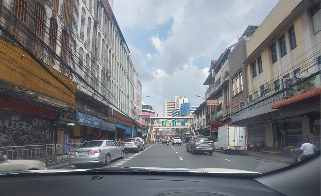 ขายตึกแถว พาหุรัด 5ชั้น 3คูหา เนื้อที่รวม 27 ตร.วา พื้นที่ใช้สอย 380 ตร.ม. ถนนจักรเพชร ราคา 30 ล้านบาท โทร 097-2685464รายละเอียด- ตึกแถว 5ชั้น 2คูหา เนื้อที่ 18 ตร.วา- ตึกแถว 3ชั้น 1 คูหา เนื้อที่ 9 ตร.วา- ชั้น 1 ปัจจุบัน เปิดเป็นร้านขายผ้า**ตึกชั้นบนจะต้องปรับปรุงใหม่**สถานที่ใกล้เคียง : India Emporium อินเดียเอ็มโพเรียมที่ตั้ง : ตลาดพาหุรัด ถนนจักรเพชร แขวงวังบูรพาภิรมย์ เขตพระนคร กรุงเทพฯ 10200รา