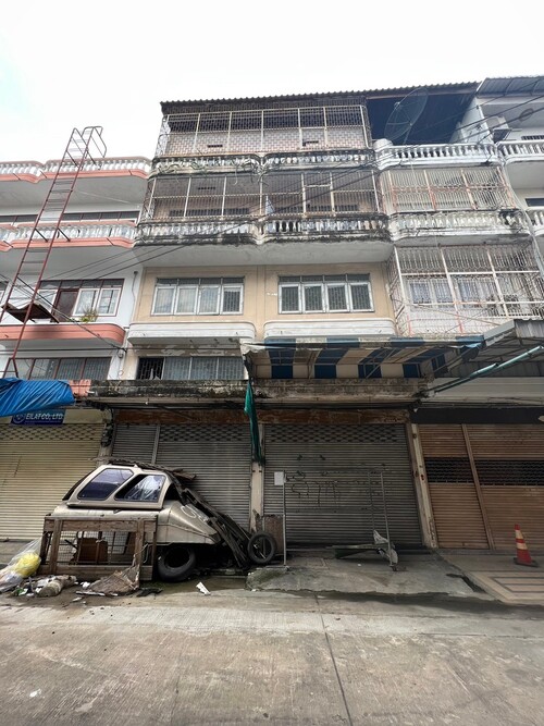 25324รายละเอียดทรัพย์• เนื้อที่ 28 ตารางวา• พื้นที่ใช้สอย 430 ตารางเมตร• กว้าง 8 เมตร ลึก 10.8 เมตร• ทิศใต้• อาคาร 5 ชั้น ตีทะลุโล่ง (ชั้นลอยเต็มพื้นที่)• จอดรถหน้าอาคาร 2 คัน• พื้นปูนทุกชั้น• โครงสร้างแข็งแรงดี แต่ต้องรีโนเวทบางส่วน• เหมาะแก่การ พักอยู่อาศัย /ทำโฮมฟิต /โกดังเก็บของ /ทำห้องเช่า• เดินทางสะดวกมาก เข้าออกได้หลายเส้นทาง ตลาดพลู-ท่าพระ-จอมทอง-วุฒากาศ-เอกชัย-