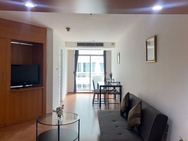 The Capital Sukhumvit 30 Pet Friendly, private, peaceful, 3rd floor, BTS Phrom Phong.***Service for selling/renting houses, condos and giving advice. If interested, contact at any time***Interested in additional details or pictures or making an appointment to see the room?Contact Ekachai (Aui)T. 089-799-5598Line ID: @auiauiaui001 (add @ in front)Room type: 1 bedroom, 1 bathroomSize 66 sq m., 3rd floorNew, clean room, beautifully decorated, ready to move in.details-------------------------------------------------- ------------Rental price: 27,000 baht/month-------------------------------------------------- ------------*Facilities worth using- Reception hall- Fitness room- Yoga studio, boxing practice room- Common living room- swimming pool-------------------------------------------------- ------------*Nearby important places (Based on information from Google Map)Green Line BTS Phrom Phong Station: 650 m.- BTS Phrom Phong- EmQuartier : 700 m.- Terminal 21 : 2.0 km.- Srinakharinwirot Univ