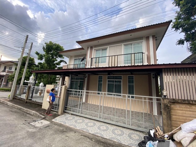 รหัสทรัพย์  P484ขายด่วนบ้านหรู บ้านเดี่ยวหมู่บ้านภัสสร29 (ภัสสรเพลสทีจ)ขายขาดทุน 1 ล้านบาท  ใครจะซื้อไปกินกำไรก็เป็นโอกาสในการทำกำไร หรือใครจะซื้อใว้อยู่อาศัยก็โคตรคุ้มตัวบ้าน เป็นแบบน้านใหญ่ที่สุดในโครงการ มีห้องนอนห้องน้ำแม่บ้านแยกต่างหาก-ชั้นบน 3 ห้องนอน 2 ห้องน้ำ 1 โถงใหญ่-ชั้นล่าง 1ห้องนอนผู้สูงอายุ 1ห้องครัว-มีห้องนอนแม่บ้าน1ห้อง ห้องน้ำ1ห้อง-หลังมุม ไ