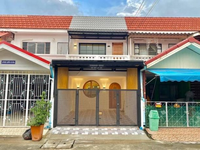 รหัสทรัพย์  KK31ทาวน์เฮาส์ 2 ชั้น #หมู่บ้านพระปิ่น3 ทำเลบางใหญ่ ติดถนนกาญจนา ตรงข้ามเซ็นทรัลเวสเกต #บ้านใกล้รถไฟฟ้าสายสีม่วงที่ตั้ง : ตำบล บางแม่นาง อำเภอบางใหญ่ นนทบุรี 11140รูปแบบ : ทาวน์เฮาส์ 2 ชั้นเนื้อที่ :  17 ตารางวาจำนวน : 3 ห้องนอน 2 ห้องน้ำ 1 ห้องครัว 1 ที่จอดรถในบ้านราคาเพียง ​ 2,090,000 บาท ฟรีโอน สถานที่ใกล้เคียง : - รพ.บางใหญ่ รพ.เกษมราษฎร์- ตลาดพระปิ่น3, ตลาดบางใหญ่- บางให