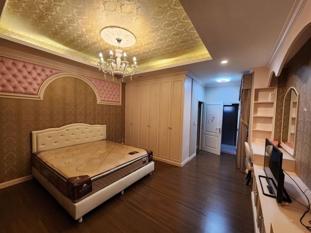 ขาย / ให้เช่าบ้านเดียว บ้านหรูใหญ่ 3ชั้น หมู่บ้าน ลุมพินี สวนหลวง ร.9  ให้เช่า 160,000  บาท สัญญาเช่า 1 ปี จ่ายเข้าอยุ่