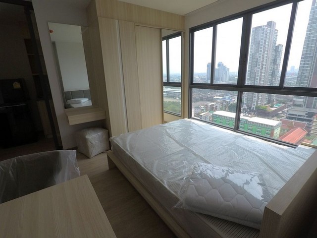 Ideo O2, clean, beautiful view, safe, 26th floor, BTS Bangna.***Service for selling/renting houses, condos and giving advice. If interested, contact at any time***Interested in additional details or pictures or making an appointment to see the room?Contact EkachaiT. 089-799-5598Line ID: @auiauiaui001 (add @ in front)-------------------------------------------------- ------------Studio room typeSize 27 sq m., 26th floor, Building CNew, clean room, beautifully decorated, ready to move in.details-------------------------------------------------- ------------Rental price: 11,000 baht per month-------------------------------------------------- ------------* Complete electrical appliances- Air conditioning- fridge- TV- washing machine-------------------------------------------------- ------------*Facilities worth using- Common area approximately 10 rai- 3 large swimming pools, 3 zones- Private Nature Jogging Track- Futsal field- Natural garden 5,000 sq m.- Co-Working Space- Meeting Room-----