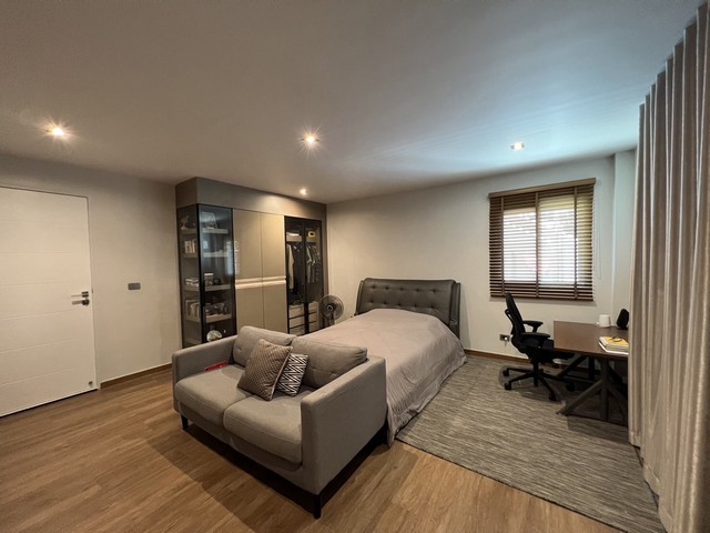 PP120 ขาย บ้านสวย หลังหัวมุม ซอยลาดพร้าว 18 ลาดพร้าวตอนต้น เขตจตุจักร สามารถออกถนนใหญ่ได้ 3 ทาง ลาดพร้าว18 รัชดา19 และ วิภาวดีรังสิต 20 ใกล้ MRT ลาดพร้าวขายราคา 45,000,000 บาท ค่าโอนค่าภาษีฝ่ายละครึ่งติดต่อ คุณช่อผกา 0616198565 LINE 0616198565ขนาด 91ตร.ว พื้นที่ใช้สอย 440 ตร.มหน้ากว้าง 25 ม. ลึก 16 ม. ตัวบ้านหันหน้าทางทิศเหนือ ถนนหน้าบ้านกว้าง 6 เมตร สวนกันได้สบาย ทำเลดี ไม่อึดอัดบ้านเดี่ยว 5 ห้องนอน 6 ห้