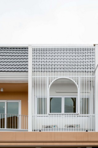 PP146 ขาย Townhome ทาวน์โฮม 2 ชั้น ถนนสุขุมวิท 71 ปรีดี พนมยงค์รีโนเวทใหม่ทั้งหลัง ตกแต่งสวย สไตล์ Modern Minimal ขายราคา 17,290,000 บาทติดต่อ คุณช่อผกา 0616198565 LINE 0616198565ขนาด 39 ตารางวา 250 ตารางเมตร2 ห้องนอน 2 ห้องน้ำ 2 ที่จอดรถ 1 ห้องครัว 1 ห้องนั่งเล่น-สวนหลังบ้านขนาดใหญ่ พร้อมอ่างจากุซซี่ และพื้นที่พักผ่อน -ตกแต่งสไตล์ Modern Minimal -ห้องน้ำชั้น 2 พร้อมอ่างล่างหน้า his & hers -ตั้งอยู่ในย่านปรีดี สงบแต่เข้าถึงแหล