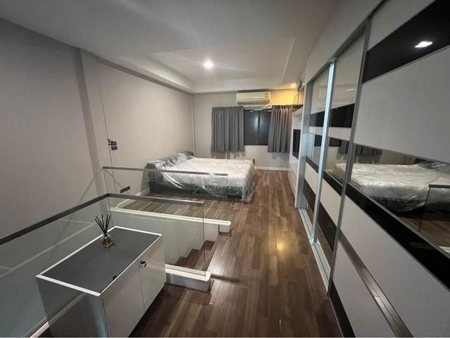 PT12 ให้เช่าทาวน์โฮม เดอะ เทอเรส รามอินทรา 65 The Terrace ใกล้ BTS รามอินทรา 40 ใกล้ทางด่วน เฟอร์ครบพร้อมอยู่ราคาเช่า 30,000 บาท /เดือน ไม่รวมค่าส่วนกลางติดต่อ คุณช่อผกา 0616198565 LINE 0616198565ทาวน์โฮม 3 ชั้น เดอะ เทอเรส รามอินทรา 65เนื้อที่ 22 ตร.วา 3 ห้องนอน 3 ห้องน้ำตกแต่งอย่างดี มีเฟอร์นิเจอร์ พร้อมห้อง closetตรงข้ามเป็นสวน และสระว่ายน้ำ เฟอร์นิเจอร์ครบมี รปภ รักษาความปลอดภัยตลอด24 ชม.สถานที่สำคั