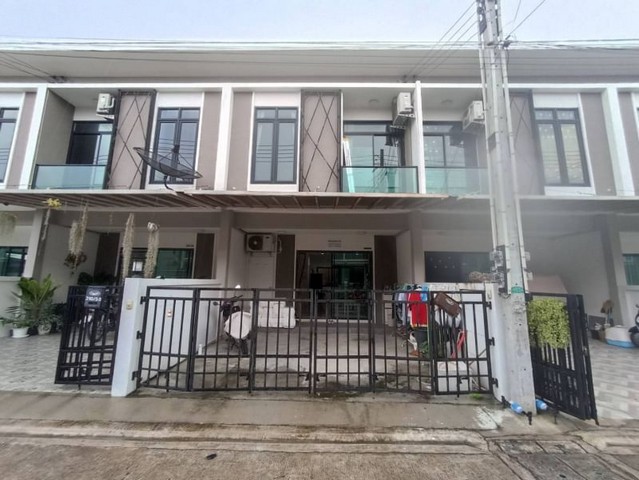 #ทาวน์เฮาส์พร้อมเข้าอยู่ #บ้านทาวน์เฮาส์ราคาถูก **ให้เช่าบ้าน พร้อมเฟอร์ฯ และเครื่องปรับอากาศ***ขายทาวน์เฮาส์ทำเลเข้าออกได้หลายเส้นทาง ราคาต่ำกว่าทุน ทาวน์เฮาส์สองชั้น ต่อเติมพร้อมเข้าอยู่ โครงการเซนทรัล ซิตี้ หนองขาม ศรีราชารายละเอียดทรัพย์:- เนื้อที่ดิน 18.1 ตร.ว- พื้นที่ใช้สอย 106 ตร.ม.- 2 ห้องนอนใหญ่ 2 ห้องน้ำ- 1 ห้องครัวต่อเติม- 1 ห้องเอนกประสงค์- 1 จอดรถ- อายุทรัพ