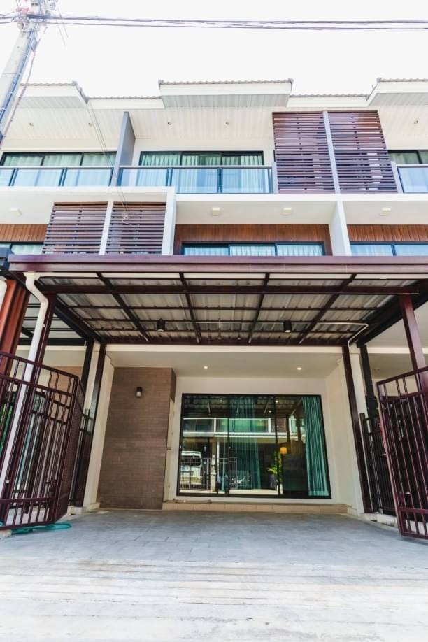 ติดถนนมหิดล ใกล้สนามบิน แค่ 5 นาที ขาย 3.95 ล้าน ทาวน์โฮม 3 ชั้น ศุภาลัยพรีโม่ มหิดล หน้าบ้านร่มเย็นตลอดทั้งวัน เฟอร์นิเจอร์ครบ ตกแต่งสวย