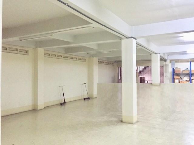 รหัส # KO511 ให้เช่าอาคารพานิชย์ 6 คูหา 4.5 ชั้น พร้อมโกดัง 1800 ตรม. ถนนศรีนครินทร์ ใกล้แยกลำสาลี เหมาะทำโชว์รูมใกล้รถไฟฟ้าสายสีเหลืองและรถไฟฟ้าสายสีส้ม*** ราคาเช่า 240,000 บาท / เดือนอาคารพานิชย์ 6 คูหา 4.5 ชั้น พร้อมโกดัง ถนนศรีนครินทร์ ใกล้แยกลำสาลีเนื้อที่ 181 ตารางวา พื้นที่ใช้สอย ประมาณ 1,800 ตารางเมตร มีพื้นที่จอดรถด้านหน้าและ มีอาคารโกดังเก็บสินค้าอยู่ด้านหลังของตึกเหม