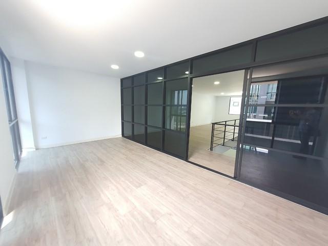 ให้เช่า/ขายโฮมออฟฟิศ 4.5 ชั้น  25.5 ตารางวา  4 ห้องน้ำ โครงการ เนอวานา แอท เวิร์ค Nirvana@workรามอินทรา ใกล้สถานีรถไฟฟ้า