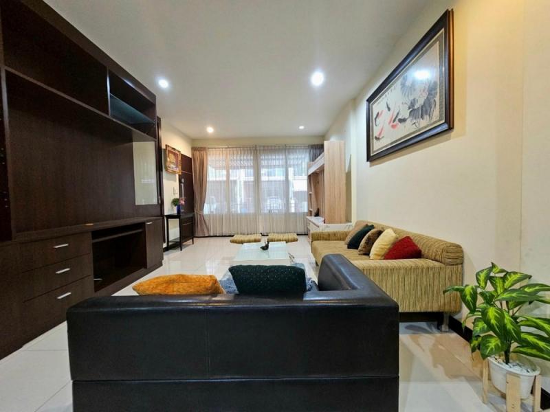 ให้เช่าทาวน์โฮม 3 ชั้น เนื้อที่ 21 ตารางวา 3 ห้องนอน 4 ห้องน้ำ หมู่บ้านภัทราวิลล่า 8  สตรีวิทยา 2