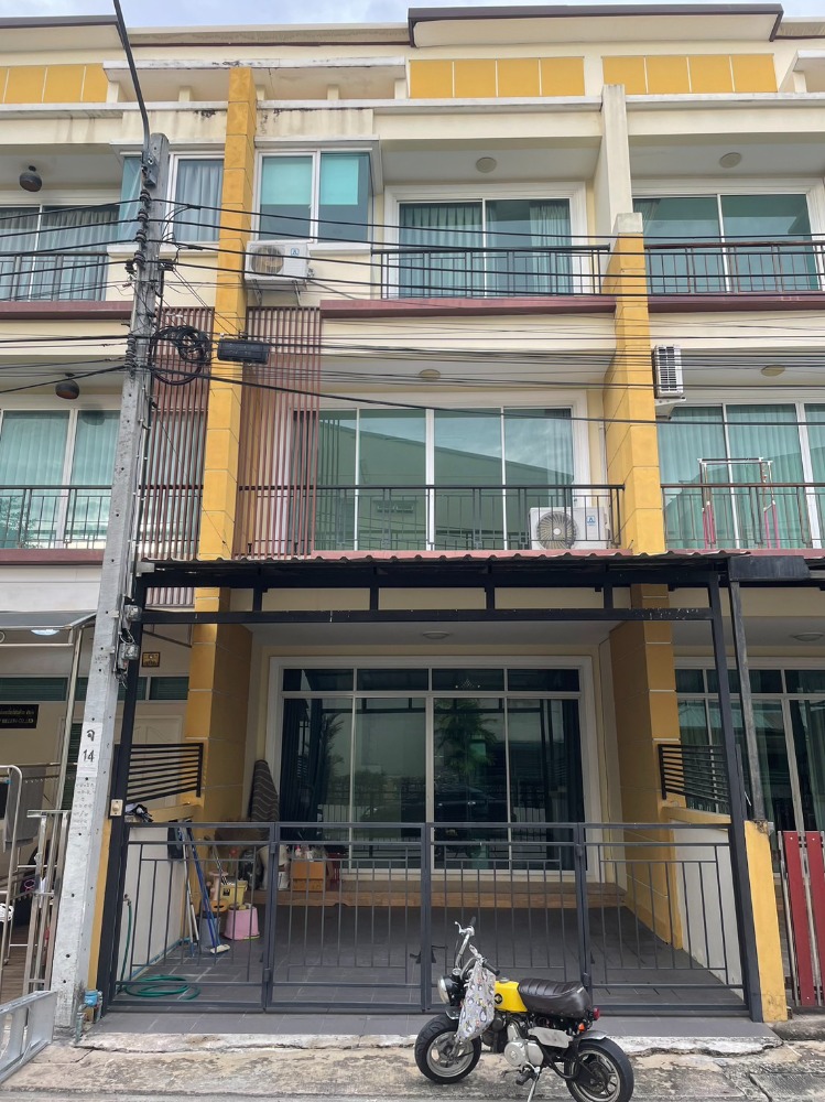 HR6717ให้เช่าทาวน์โฮม 3 ชั้น เนื้อที่ 25 ตารางวา 3 ห้องนอน 3 ห้องน้ำ ซอย ลาดพร้าว 101 แยก 42 เขตบางกะปิสนใจติดต่อคุณสามารถ 0918070863 ID line : samart863ให้เช่าทาวน์โฮม 3 ชั้น 3 ห้องนอน 3 ห้องน้ำ หน้ากว้าง 5 เมตร จอดรถในบ้าน 1 คัน ห้องครัวบิ้วอิน แอร์ 3 ตัว เครื่องทำน้ำอุ่น  ในโครงการปรัชญาทาวน์โฮม ลาดพร้าว 101 แยก 42  เหมาะทำโฮมออฟฟิศ ใกล้แหล่งคมนาคม ใกล้รถไฟฟ้าสายสีเหลือง ใกล้ทางด่วนเอกมัยรามอิน�