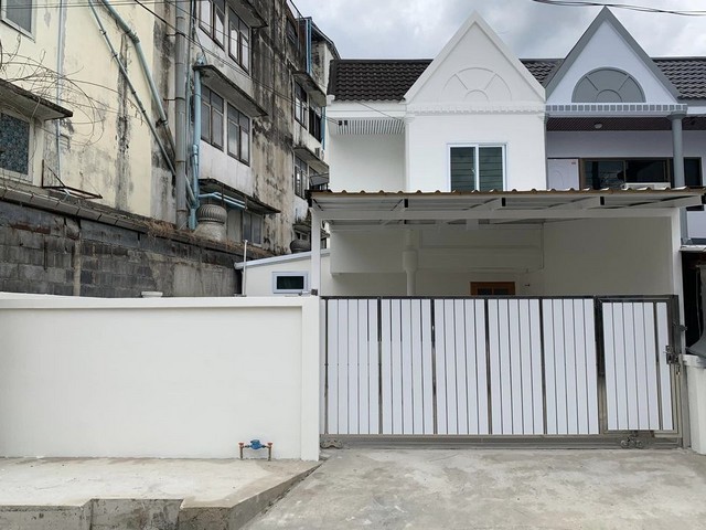 รหัส# TO367 ขายทาวน์เฮาส์ 2 ชั้นหลังมุม 26 ตรว. ติดถนนกรุงเทพกรีฑา ตกแต่งมินิมอล สไตล์มูจิ รีโนเวทวางระบบใหม่ทั้งหลัง ใกล้หมู่บ้านนักกีฬา *** ราคาขาย 3.7 ล้านบาท  ทาวน์เฮาส์ 2 ชั้น หลังมุม บ้านมินิมอล สไตล์มูจิ ติดถนนกรุงเทพกรีฑา ใกล้หมู่บ้านนักกีฬาเนื้อที่ 26 ตรว.  2 ห้องนอน 2 ห้องน้ำ หน้าบ้านกว้าง 7.5 เมตรจอดรถได้ 2 คัน พื้นที่หน้าบ้านจัดสวนเพิ่มได้ติดถนนกรุงเทพกรีฑา เข้า