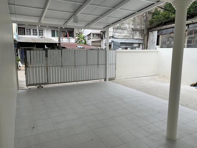 ขายทาวน์เฮาส์ 2 ชั้นหลังมุม 26 ตรว. ติดถนนกรุงเทพกรีฑา ตกแต่งมินิมอล สไตล์มูจิ รีโนเวทวางระบบใหม่ทั้งหลัง ใกล้หมู่บ้านนักกีฬา