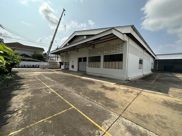 PT12 ให้เช่า พื้นที่ เป็นโรงงานเก่า 6 ไร่ 3 งาน กว่า 7,700 ตรม. สุขุมวิท 105 ซอยลาซาล49สามารถเป็น โกดัง หรือโรงงานได้ ใกล้เซ็นทรัลบางนา  ไบเทคบางนา (ผู้เช่าขอใบอนุญาตด้วยตนเอง)*** ราคาเช่า 800,000 บาท/เดือนติดต่อ คุณช่อผกา 0616198565 LINE 0616198565พื้นที่เป็นโรงงานเก่า ซอยลาซาล 49ที่ดินทั้งหมด 6 ไร่ 3 งาน 27 ตารางวาพื้นที่ภายในอาคารทั้งหมด 7,700 ตารางเมตรสำนักงานอยู่ชั้น 2 พื้นที่ 300 ตารางเมตรมีหม้อแป