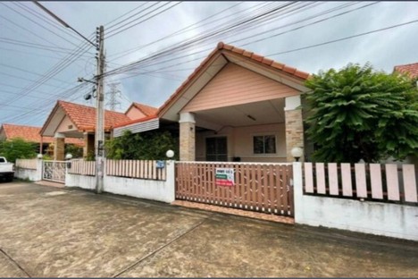 บ้านแฝดขาย/เช่า พิกัดเก้ากิโล_เขาน้ำซับ มบ.สุขฤทัย ใกล้แหล่งชุมชนศรีราชา บรรยากาศส่วนตัว มีพื้นที่สวนที่ตั้ง : ถ.เก้ากิโล-เขาน้ำซับ จ.ชลบุรีhttps://www.google.com/maps?q=13.12543765,100.93669119ราคาขาย: 2,590,000 บาท ค่าโอน 50/50ค่าเช่า 10,000 บาทต่อเดือน ( ล่วงหน้า1เดือน,มัดจำ 2เดือน)รายละเอียดทรัพย์อื่นๆ  - เนื้อที่ดิน 40.8 ตร.ว  - 3 ห้องนอน 2 ห้องน้ำ   - 1 ห้องนั่งเล่น  - 1 ห้องครัว   - ที่จอดรถ 1 คันในบ้าน  - มีลานเอนกประสงค