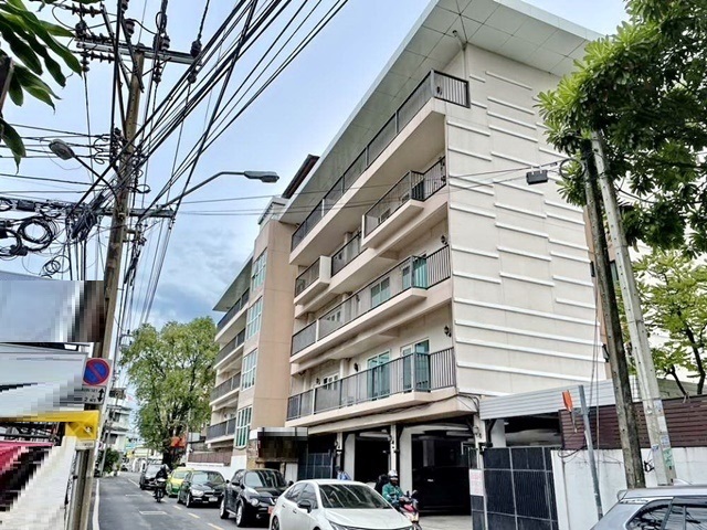 เหมาะทำร้านอาหาร สำนักงาน 218ตรว.ปรีดี พนมยงค์27-33 BTS เอกมัย ให้เช่าอพาร์ทเม้นท์ 5 ชั้น 2,208ตรม. 549,999B-M 28ห้องนอน 28ห้องน้ำ 5-10จอรถPridi Banomyong27-33 BTS Ekkamai 5-story Apartment for rent suitable for a restaurant office 218 sq.wa. 2,208sq.m. 549,999B-M 28bed 28bath 5-10 car spaces.ปรีดี พนมยงค์ 27-33 ถ.สุขุมวิท71 แขวงคลองตันเหนือ เขตวัฒนา กรุงเทพมหานคร 10110เหมาะทำร้านอาหาร ผับ คลีนิค สำนักงานสระว่ายน้ำ ฟิตเนส รปภ. 24 ชม. สถานที่ใกล้เคียงแยก พัฒนเวศม์ถนน เอกมัย ( 1 กม.)โรงเรียนแอ๊