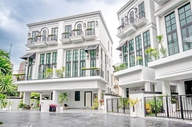  BTS เอกมัย พระโขนง บ้าน สไตล์ปารีส 3 ชั้น หรูหรา เฟอร์ครบ อนุญาตเลี้ยงสัตว์ 34ตรว. 284ตรม.คฤหาสน์พร้อมลิฟท์ 149,999B-M 4นอน 6น้ำ 3จอดรถ 4แอร์BTS PhraKhanong Paris style Mansion with Elevator Eakamai  house 3 Stories luxurious fully fur pets allowed 34sq.wa. 284sq.m. 149,999B-M 4bed 6bath 3parking 4A/C.เอกมัย พระโขนง ทองหล่อ ถ.สุขุมวิท แขวงพระโขนงเหนือ เขตวัฒนา กรุงเทพมหานคร 101104 ห้องนอน 1 ห้องแม่บ้าน6 ห้องน้ำ1 ห้องครัวพร้อมลิฟท์ส่วนตัว  (Access จากอิตาลี)สระว่ายน้ำส่วนตัว3 จอดรถ1 ทีวีสา