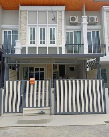 con23782ทาวน์เฮ้าส์ขาย : หมู่บ้านโกลเด้น ทาวน์ ปิ่นเกล้า-จรัญสนิทวงศ์Town House For Sale :   Golden Town Pinklao-CharansanitwongFor Sale : 3,450,000 THBที่ตั้งทรัพย์ : ตำบลบางกรวย อำเภอบางกรวย นนทบุรี 11130พื้นที่ : 17 ตร.ว พื้นที่ใช้สอย : - ตร.มรายละเอียดทาวน์เฮ้าส์ 2 ชั้น3 ห้องนอน 2 ห้องน้ำ1 จอดรถต่อเติมหน้าบ้าน (ลงเข็ม 6 ม. 20 ต้น) ต่อเติมหลังบ้าน (โครงการลงเข็ม 21 ม.)หลังคาส่วนต่อเติมหน้า/หลัง ใช้ไวนิลติดม่านกัน UV ทั้งหลังเครื่อง