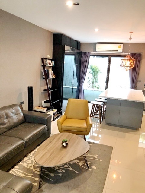 นวลจันทร์-สุคนธสวัสดิ์  ทาวน์เฮ้าส์ 3 ชั้น เฟอร์นิเจอร์คุณภาพ MRT วัชรพล  high-end พร้อมอยู่ 22ตรว. 168ตรม. 3นอน 4น้ำ  2จอดรถ 4แอร์