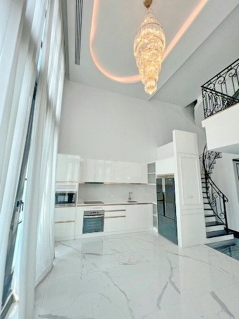 ทองหล่อ BTSพระโขนง บ้าน คฤหาสน์พร้อมลิฟท์  สไตล์ปารีส 3 ชั้น เอกมัย หรูหรา เฟอร์ครบ อนุญาตเลี้ยงสัตว์ 34ตรว. 284ตรม. 4นอน 6น้ำ 3จอดรถ 4แอร์