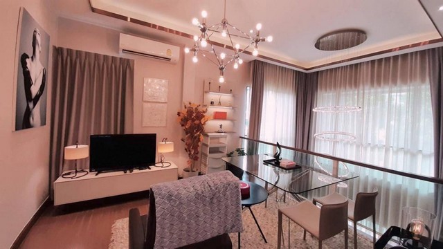 รหัส # FF1641 ให้เช่าบ้านเดี่ยว 2 ชั้น 107 ตารางวา  5 ห้องนอน โครงการเดอะซิตี้พัฒนาการ ซอยอ่อนนุช 70/1 พร้อมเฟอร์นิเจอร์*** ราคาเช่า 250,000 บาท/เดือน  บ้านเดี่ยว 2 ชั้น โครงการเดอะซิตี้พัฒนาการ ซอยอ่อนนุช 70ทับ1 พร้อมเฟอร์นิเจอร์เนื้อที่ 107 ตารางวา พื้นที่ใช้สอย 375 ตารางเมตร 5 ห้องนอน 6 ห้องน้ำ 2 ห้องนั่งเล่น 1 ห้องเอนกประสงค์1 ห้องพระ และ 1 ห้องแม่บ้าน ที่จอดรถ 3 คัน• พื้นที่ชั้นล่างสาม