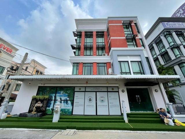 HR2787 ให้เช่าอาคารสำนักงาน 4 ชั้น ถนน บางนา-ตราด กม.3 โครงการบ้านกลางกรุง Office Park พื้นที่ใช้สอย600 ตรม.ห้องน้ำ 5 ห้อง จอดรถรอบอาคารได้ประมาณ 10 คัน ตรงข้ามโรงพยาบาลไทยนครินทร์ เช่า 120,000 บาท: ติดต่อ : คุณ เอก  :  061-241 4954   &   083-017 9463   : Line Id : eak2325: กดลิ้งค์เพื่อเเอดไลน์ครับ :  https://line.me/ti/p/A6pc3MToug     :  https://line.me/ti/p/OLEY0bJTsV*** ราคาเช่า 120,000 บาท/เดือนที่ตั้ง:: ถนนบางนา-ตราด แขวงบางนา เขตบางนา กรุงเทพมหานครอาคารสำนักงาน 4 ชั